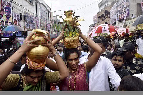 Ace badminton player PV Sindhu on her way to offer bonam and special prayers at Lal Darwaza, in Hyderabad on Sunday. (Photo | Vinay Madapu, EPS)