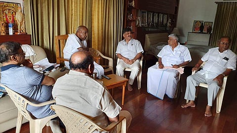 DK Shivakumar meets JDS supremo HD Devegowda on Sunday morning as mass resignation crisis hits Congress-JDS coalition (Photo | EPS)
