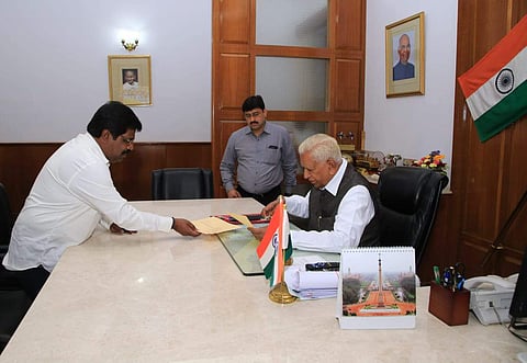 Minister and Karnataka independent MLA Nagesh at Rajbhavan in Bengaluru on Monday. | Express Photo Services