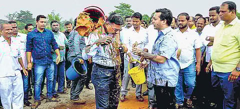 Maharashtra MLA Nitesh Narayan Rane and his supporters on 5 July 2019 allegedly threw mud on an engineer and tied him to a bridge near Mumbai-Goa highway in Kankavali. (Photo | PTI)