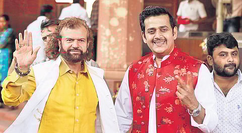 Delhi BJP MP Hans Raj Hans with Bhojpuri actor and BJP MP Ravi Kishan (R) at Parliament House on the second day of the first session of the 17th Lok Sabha | Shekhar Yadav