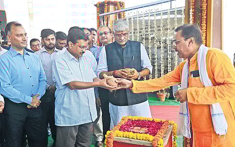CM Arvind Kejriwal with Union Jal Shakti Minister Gajendra Singh Shekhawat (R)at the foundation stone laying event for the sewage complex ( Photo | EPS)