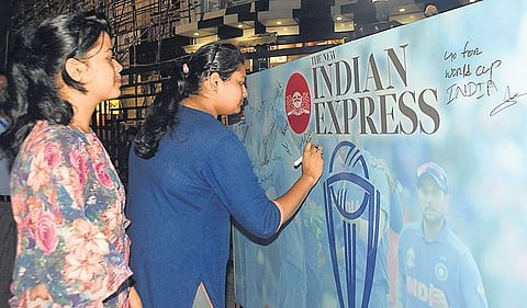 Participants at the signature campaign of TNIE to support Team India which plays NZ in the semifinal, near Bhawani Mall in Bhubaneswar