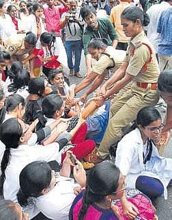Vijayawada Police trying to force junior doctors to call off strike (Photo |EPS)