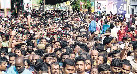 Devotees throng the Varatharaja Perumal Temple in Kancheepuram to have a glimpse at the deity Athi Varadar