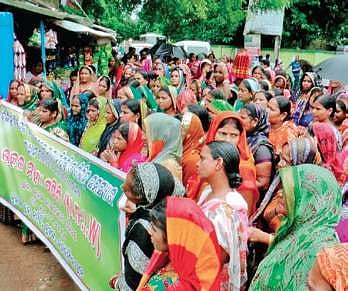 The women agitators staging dharna in front of Kujang CHC on Tuesday (Photo |EPS)