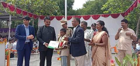 Raichur Deputy Commissioner Sharat B honours 12-year-old Venkatesh. (Photo | EPS)