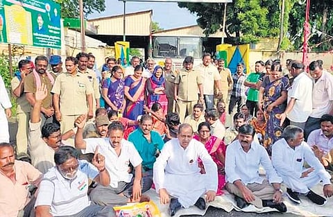 YSRC MLA Gopireddy Srinivasa Reddy participating in a protest along with APSRTC workers at the RTC depot in Narasaraopet on Thursday (Photo |EPS)