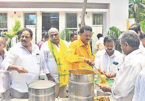 TDP workers, led by party MLA VRK Babu staging ‘Vanta Vaarpu’ in Vizag. (Photo | G Satyanarayana, EPS)