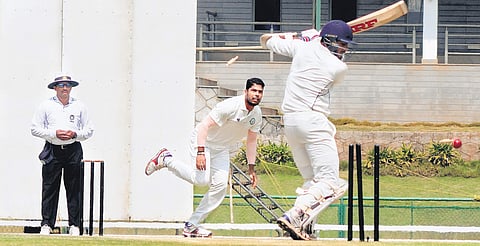 Umesh Yadav bowls in a Ranji Trophy match| a sanesh