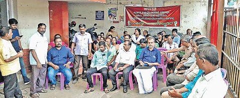 The Thiruvananthapuram unit of the National Federation of Postal Employees held a dharna in front of the Railway Mail Services office