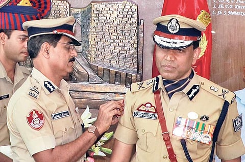 Outgoing Police Commissioner Satyajit Mohanty handing over the charge to his successor Sudhanshu Sarangi in Bhubaneswar on Wednesday | Irfana