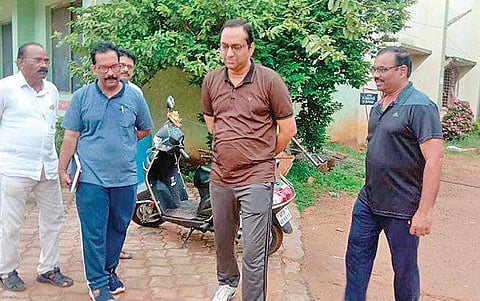 GMC Commissioner Srikesh B Lathkar inspecting a locality in Guntur (Photo |EPS)