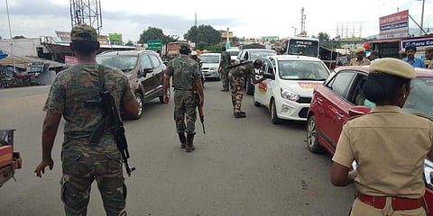 Special Commando Force officers checking vehicles entering Nilgiris at Mettupalayam following terror threat alert in Coimbatore on 23 August 2019. (Photo | A Raja Chidambaram, EPS)