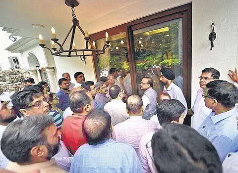 Visitors gather in numbers outside the house of former Union minister Arun Jaitley to pay their tributes.