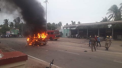 An audacious mob in Vedaranyam bludgeoned an SUV for more than 15 minutes and torched the vehicle. (Photo | EPS)