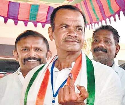 Komatireddy Venkat Reddy wearing a scarf to the polling station | Express
