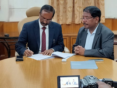 BBMP commissioner B H Anil Kumar takes charge as his predecessor Manjunath Prasad (R) looks on. (Photo | EPS)