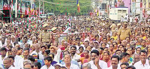 People in large numbers gathered in Anicut for Chief Minister Edappadi K Palaniswami’s meeting on Friday | s dinesh