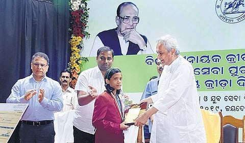 Chief Minister Naveen Patnaik felicitating Srimati Badra with Biju Patnaik Bravery Award at the event on Thursday I EXPRESS