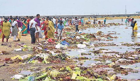 Garbage left behind on the Cauvery banks in Tiruchy by pilgrims on Saturday | M K Ashok Kumar