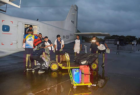 Indian Naval team mobilised to provide assistance in flood affected areas in Kohlapur. (Photo | PTI)