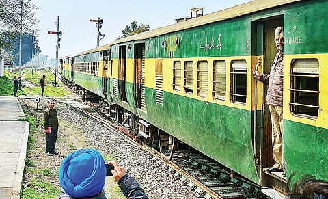Passengers arrive by the Samjhauta Express in Attari (File photo| PTI)