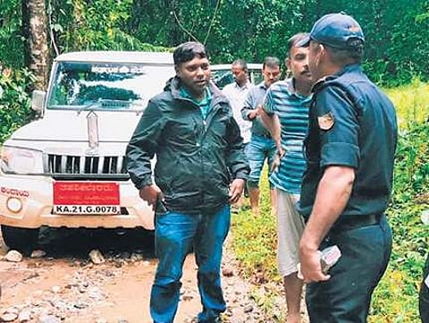 A file photo of then DC Sasikanth Senthil during inspection of flood-hit areas in DK district (File Photo |EPS)