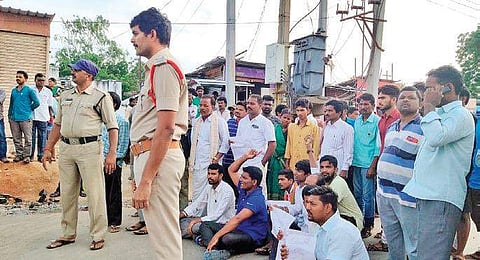 Telangana Vidyavanthula Vedika’s Nalgonda unit stages a protest against the uranium survey by UCIL officials at Devarakonda on Tuesday | express