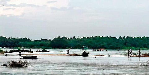 Firefighters searching for the missing people in the boat incident with help of youths in Ariyalur on Thursday | special arrangements