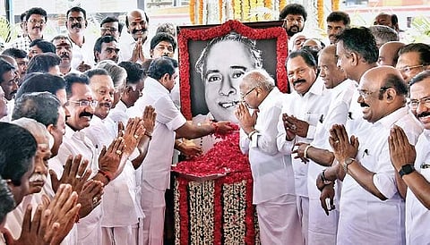 CM Palaniswami and deputy CM O Panneerselvam paying floral tributes to former Chief Minister CN Annadurai’s statue in Chennai on Sunday. (Photo | P Jawahar)