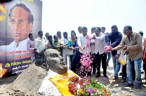 Expressing grief, Sand art of former Assembly Speaker Kodela Siva Prasada Rao was displayed by TDP leaders at the beach road in Visakhapatnam on Tuesday. | (G satyanarayana | EPS)