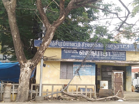 Near MIT flyover towards Chitalapakkam, a electric pole is seen to be bent, almost on the verge of collapsing.
