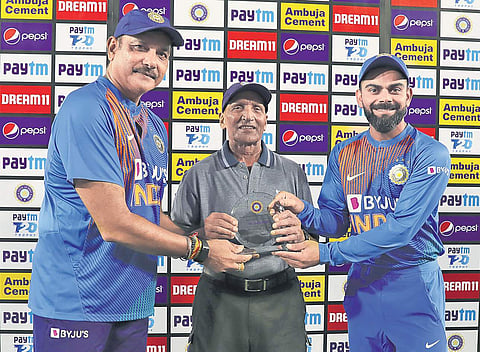 PCA Stadium curator Daljit Singh (C) being felicitated by India coach Ravi Shastri & captain Virat Kohli ahead of the second T20I in Mohali on Wednesday | SPORTZPICS