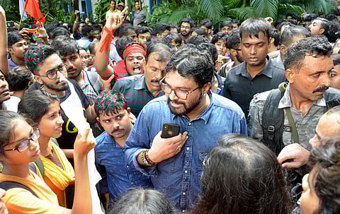 Union Minister Babul Supriyo talks to agitating students of Jadavpur University. The BJP leader alleged they heckled him when he came to campus for an ABVP event on 19 September 2019. (Photo | Sayantan Ghosh, EPS)