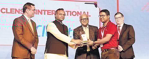 Puneet Gupta being presented with the Level Nxt Award by Priyank M Kharge, member of Indian National Congress