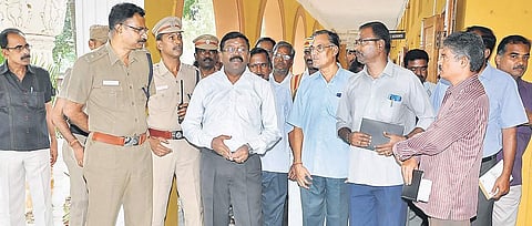 Villupuram Collector L Subramanian and Superintendent of Police S Jeyakumar inspecting a polling booth in Vikravandi. | ( Photo | EPS )