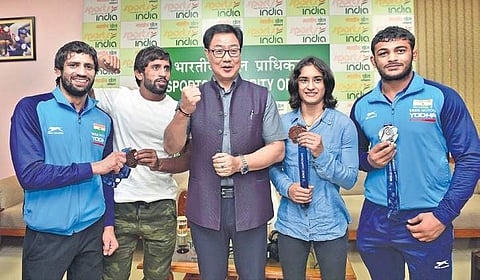 Sports Minister Kiren Rijiju (C) has promised all help to the wrestlers (Photo| PTI)
