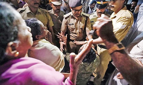 Jacobite faction members surrounding cops inside Piravom Valiyapally | ARUN ANGELA