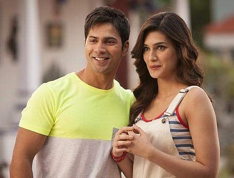 Bollywood actors Varun Dhawan and Kriti Sanon (Photo | YouTube Screengrab)