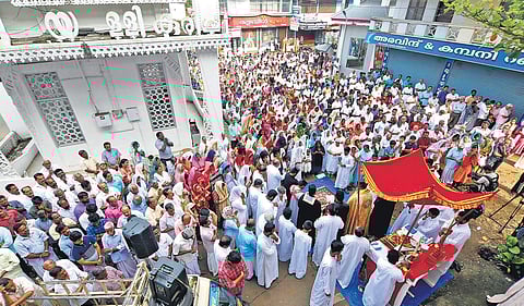 The Jacobite faction members attend Mass at a makeshift altar at Pallikavala near the Piravom church | ( PHOTO | ARUN ANGELA )