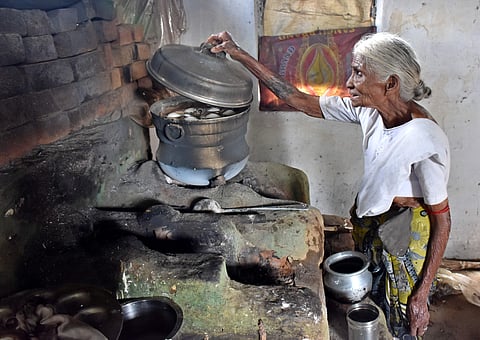 Kamalathal preparing idli (Photo | EPS/U Rakesh Kumar)