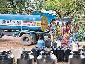 Hyderabad residents collecting water from water tankers (Photo | EPS)
