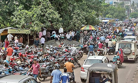 Heavy rush in front of RTO-1 office in Bhubaneswar on Thursday (Photo |EPS)