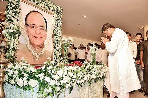 Union Minister Dharmendra Pradhan paying tribute to Arun Jaitley on Thursday (Photo |EPS)