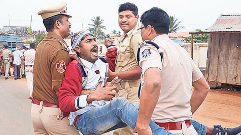Police take farmers into preventive custody near Sundarpada during their rally to Naveen Niwas on Thursday| Irfana