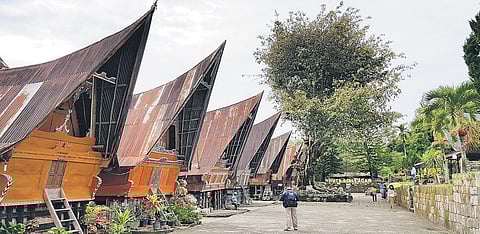 What strikes us upon entering the village are the pointed, tall, rubiginous house roofs.