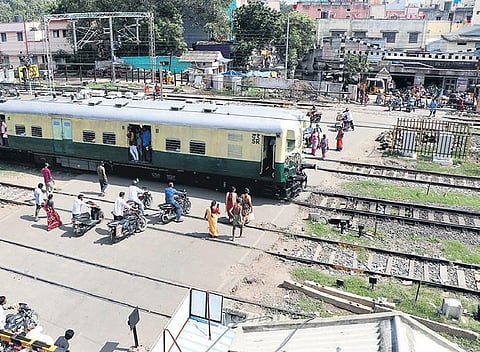 No overbridge at the Korukkupet railway crossing puts pedestrians at the risk of fatal accidents | Kumararaja