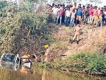 Rescuers salvage the SUV from the Tavarekere lake on Sunday | Express