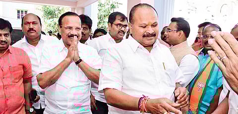 Union Minister for Chemicals and Fertilisers DV Sadanand Gowda and BJP State president Kanna Lakshminarayana meeting the people as part of Jana Jagaran Abhiyan in Guntur on Sunday| EXPRESS